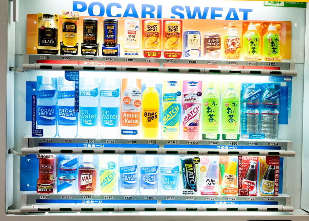自動販売機用の飲料ダミーサンプルとは?PET印刷で商品を魅力的に見せる販促ツール